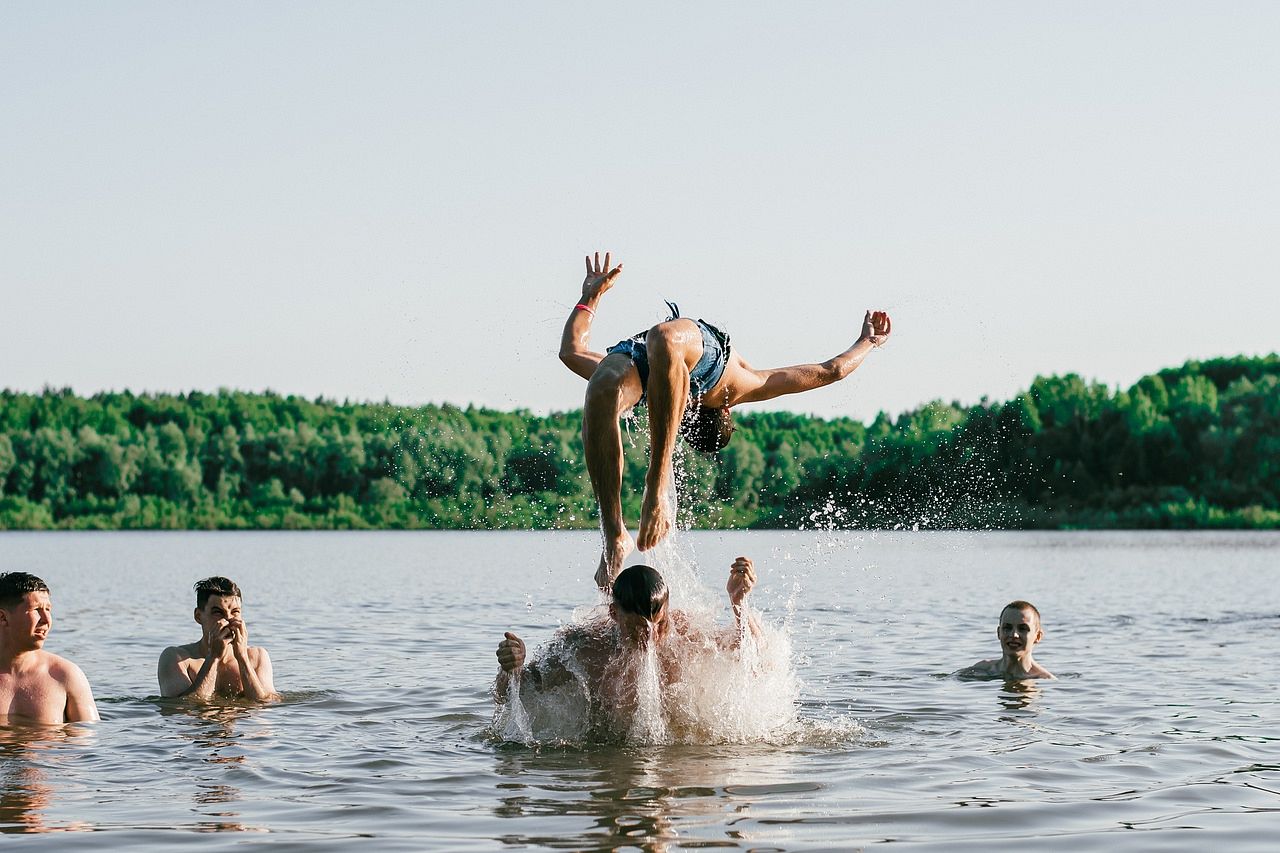 Https zn ru. Лето купание. Купание в деревне. Купаться летом в деревне. Дети купаются в реке.